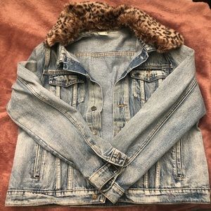 thick denim jacket with detachable leopard print collar! 🐆